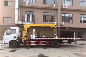 交道口附近汽车轮胎更换